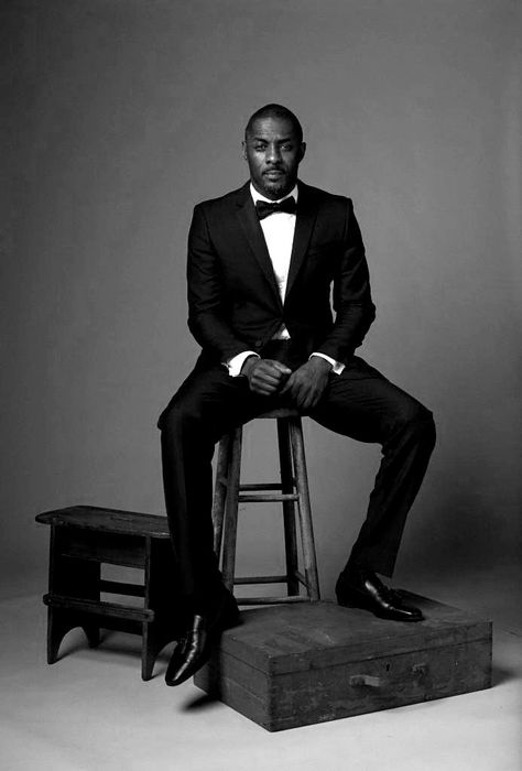 Black Men Suits, Cut Your Own Hair, Male Portrait Poses, Men Fashion Photoshoot, Headshot Poses, How To Cut Your Own Hair, Mens Photoshoot Poses, Studio Poses, Photoshoot Studio