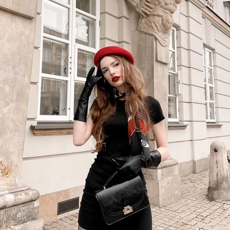 Paris Fashion Outfits, Outfit With Gloves, Modern Persephone, Parisian Outfit, Beautiful Compliments, 90s Model, Gossip Girl Fashion, Paris Outfits, Outfit Inspo Fall