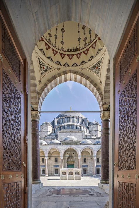 Suleymaniye Mosque Istanbul, Mosque Entrance, Aesthetic Istanbul, Sultan Ahmed Mosque, Ottoman Architecture, Blue Mosque Istanbul, Turkey Trip, Istanbul Tours, Turkey Vacation