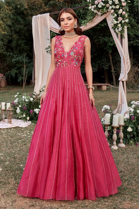 Gown Patterns For Women, Ethnic Gown Designs, Cocktail Gowns Indian Weddings, Guest Outfit For Wedding, Floral Gowns Indian, Outfits For Wedding Functions, Western Dresses Women, Ethnic Wedding Outfits, Ethnic Gowns Indian