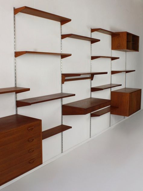 Mid Century Book Shelves, Scandi Shelves, Mid Century Modern Furniture Ideas, Wardrobe Mid Century, Attic Living Room Ideas, Space Sketchbook, Mid Century Shelves, Mid Century Shelving, Mid Century Bookshelf