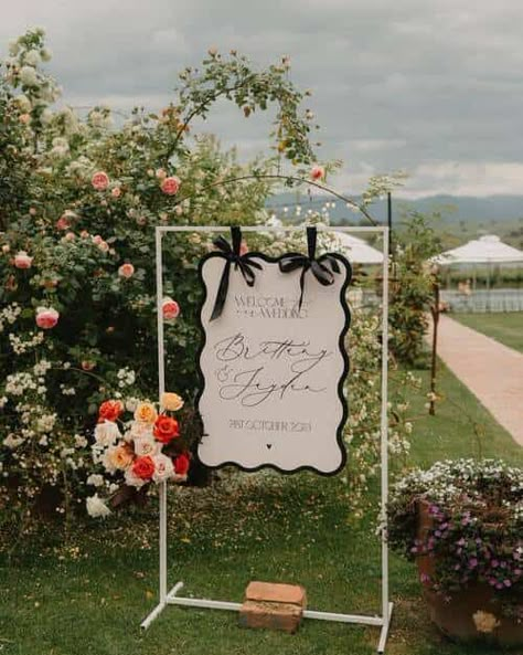 Bow Welcome Sign, Unique Wedding Signage, Wedding Welcome Signs Entrance, Garden Party Engagement, Signage Flowers, Modern Welcome Sign, Wavy Frame, Welcome Wedding Sign, Large Wedding