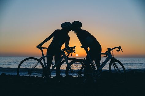 Planes para un verano activo en pareja - El Jardín de Venus Bike Couple, Cycling Pictures, Silhouette Photography, Trek Bikes, Bike Photoshoot, Cycling Tips, Sports Aesthetic, Fishing Adventure, Bike Reviews