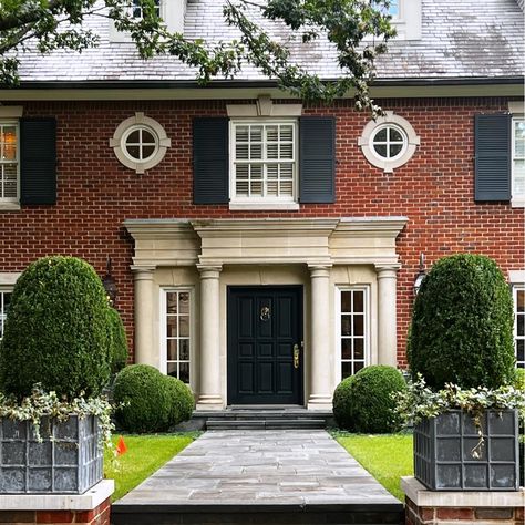 The Beauty of a Classic, Red Brick Home - Design Chic Red Brick With Green Trim, Classic Brick House Exterior, Brick House Curb Appeal, Red Brick White Trim, Neoclassical Homes Exterior, Red Brick Colonial House Exterior, Georgian Colonial House Exterior, Brick Colonial House Exterior, Georgian Colonial House