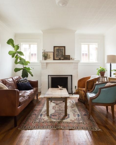 Eclectic Old House, Entryway Straight Into Living Room, Casual Eclectic Living Room, Cozy Old House Interior, Apartment Traditional Decor, Eclectic Classic Decor, Eclectic Southern Decor, Traditional Eclectic Home, Interior Design Eclectic Modern