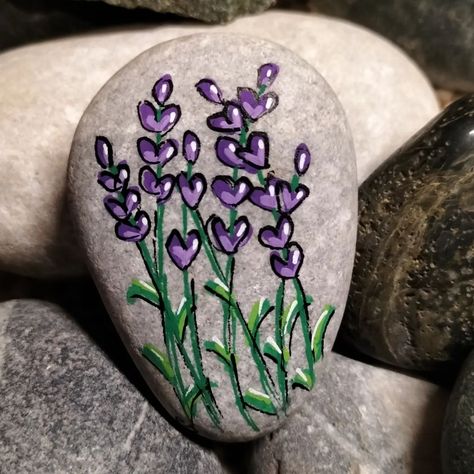 Kindness Rocks, Pet Rocks, Rock Painting Designs, Rock Painting Art, Strobing, Rock Painting, Painted Rocks, Lavender, Flowers