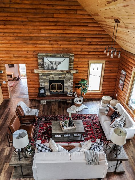 Modern boho log cabin great room #logcabin #modernboho #greatroom #livingroom Boho Log Cabin, Cabin Great Room, Log Cabin Living Room, Cabin Homes Interior, Modern Cabin Interior, Log Home Interior, Modern Log Cabin, Cabin Interior Design, Log Cabin Living