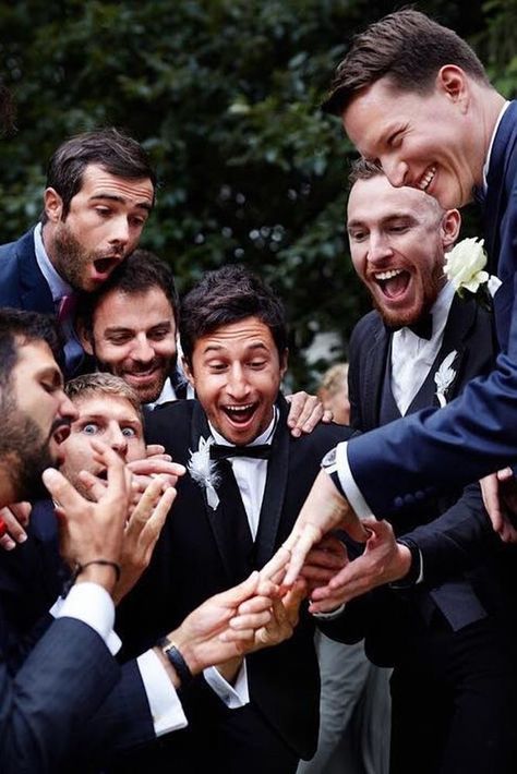 Groomsmen Wedding Photos, Pose Pengantin, Lulus Wedding, Funny Wedding Pictures, Stunning Wedding Photos, Groomsmen Photos, Funny Wedding Photos, Wedding Picture Poses, Pose Fotografi