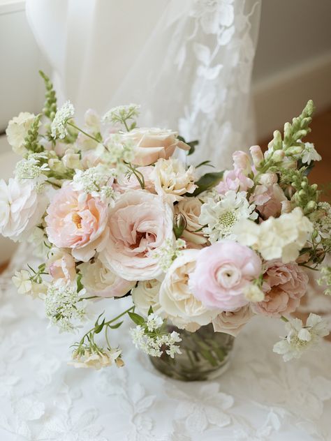 Blush, white, and peach floral tones with soft greenery will give your bridal bouquet such an airy, and garden inspired look. We customize all our floral arrangements & designs to match the desired look you have for your day! Based in the entire New England region & beyond ✈️ Pink And White Spring Bouquet, Floral Arrangement Styles, Pink And White Flower Arrangements Wedding, Pink And Cream Flower Arrangements, Pink And White Arrangements, Pastel Pink And White Wedding Bouquet, Blush And Cream Bridal Bouquet, Wedding Bouquets Garden Style, Soft Floral Arrangements