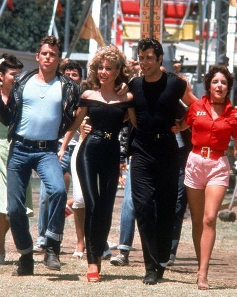 Greese Costumes, Sandy Grease Outfit, Grease Couple Costumes, Greece Movie, Grease Halloween Costumes, Grease Outfits, Grease Costume, Iconic Halloween Costumes, Grease Costumes