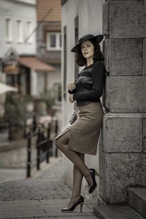 Strümpfe & Strumpfhosen für schöne Beine: Die besten Modelle Nice Heels, Beige Pencil Skirt, Secretary Outfits, Secret In Lace, Vintage Photoshoot, Retro Mode, Vintage Hat, Trendy Plus Size Clothing, Turtle Neck Dress