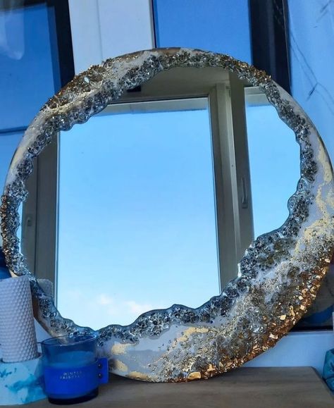 Epoxy Mirror, Geode Mirror, Mirror Art Diy, Diy Resin Wall Art, Mirror Resin, Painted Mirror Art, Seni Resin, Wall Painting Living Room, Hand Jewelry Rings