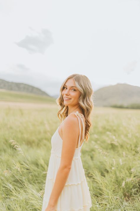 Sitting Down Poses Chair, Senior Picture Setting Ideas, Outdoor Senior Photoshoot Ideas, Senior Girls Photoshoots, Teenage Girl Photoshoots, Individual Photography Poses, Senior Poses Field, Senior Photo Posing, Women Poses Photography Standing