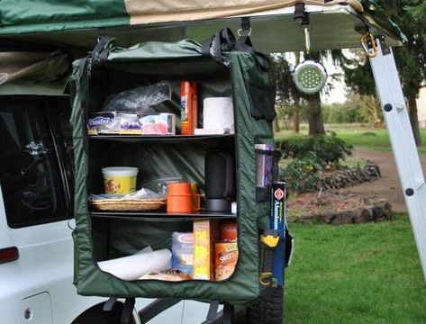 7 artículos de camping que desearías haber llevado a tu última aventura | Ladera Sur Rooftop Tent Camping, Tent Trailer Camping, Zelt Camping, Tent Camping Hacks, Camping Diy, Rooftop Tent, Camper Organization, Camper Storage, Camping Storage