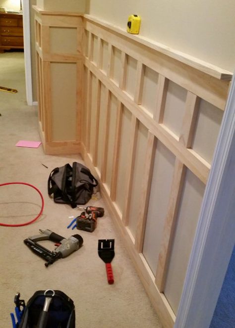 Board And Batten Wainscoting, Diy Baseboards, Vstupná Hala, Rectangle Pattern, Hus Inspiration, Board And Batten, Wainscoting, Baseboards, Diy Home Improvement