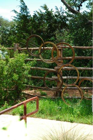 garden art - Google Search Garden Art From Junk, Outdoor Art Gallery, Rusty Metal Garden Art, Wagon Wheels, Upcycle Garden, Garden Junk, Diy Fence, Metal Sculptures, Garden Whimsy