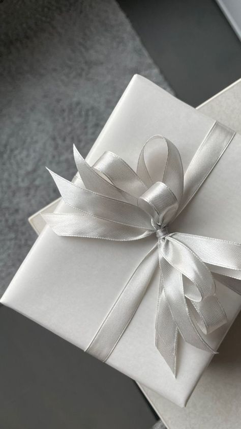 Silver Wrapping Paper Ideas, Christmas Wrapping Paper Aesthetic, Luxury Christmas Wrapping Paper, Christmas Present Wrap, Pretty Gift Wrapping Ideas, Elegant Gift Wrapping, Christmas Wrap, White Wrapping Paper, Gift Wrapping Inspiration