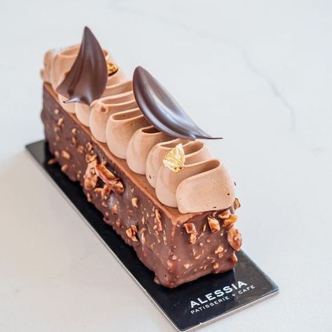 Dessert Gourmet, Praline Chocolate, Opera Cake, Fine Dining Desserts, Travel Cake, Gourmet Desserts, French Desserts, Fancy Desserts, Chocolate Tart