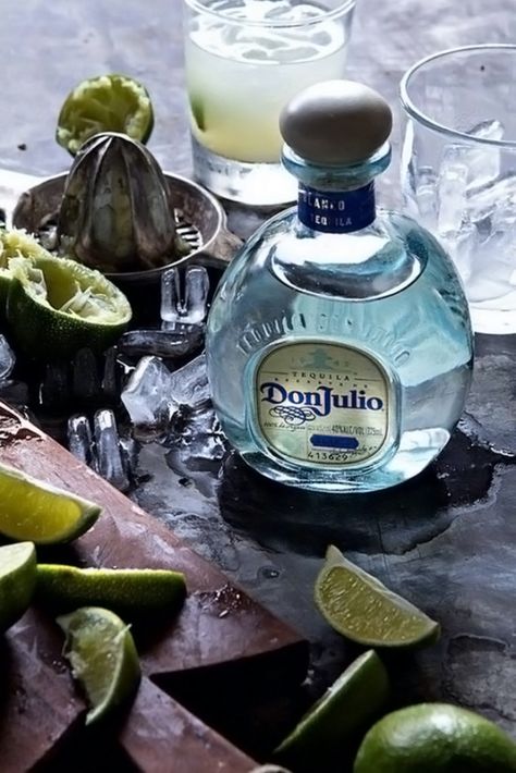 Happy Hour (23 Photos) - Suburban Men Classic Margarita, Cocktail Club, Cocktail Desserts, Margarita Recipes, 5 O Clock Somewhere, 5 O Clock, Drink Me, Adult Beverages, Adult Drinks