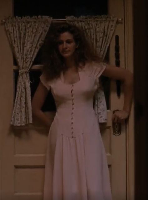 Julia Roberts in Sleeping with the Enemy (1991) Sleeping With The Enemy, Julia Roberts Style, Sleeping Dress, Miss Match, Film Inspiration, Rocker Chic, 90s Dress, Julia Roberts, Style Change