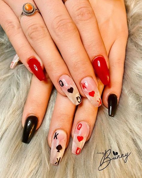 Vegas Nails Coffin, Vegas Nail Art Ideas, Las Vegas Nails Ideas Coffin, Cute Nails For Vegas, Subtle Vegas Nails, Nails With Cards Design, Queen Of Hearts Nail Ideas, Las Vegas Manicure Ideas, Las Vegas Nails Designs