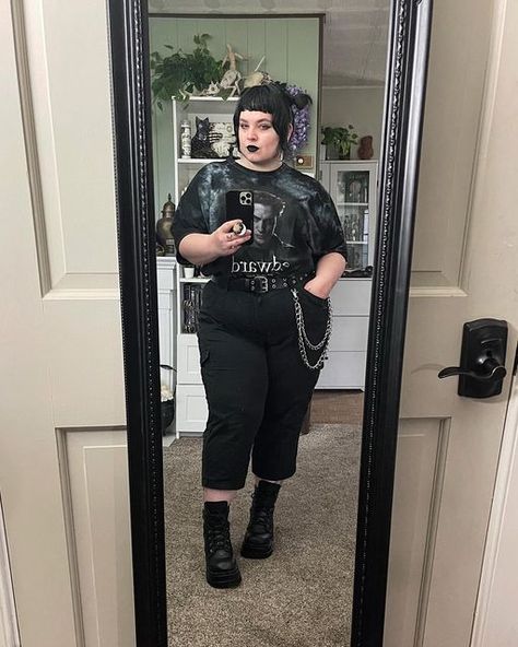 Plus Size Indie Sleaze, Alt Outfit Plus Size, Plus Size Alt Fashion Winter, Plus Size Funky Outfits, Alt Fashion Winter, Fat Goth Girl, Plus Size Mall Goth, Casual Goth Outfits Plus Size, Alt Outfits Plus Size