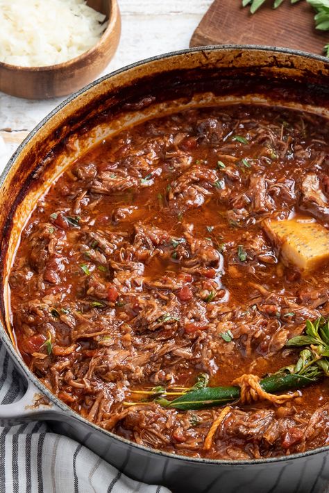 Italian Beef Ragu, Beef Ragu Recipe, Italian Beef Recipes, Le Creuset Recipes, Pasta Bread, Sommer Mad, Sandwich Lunch, Beef Ragu, Ragu Recipe