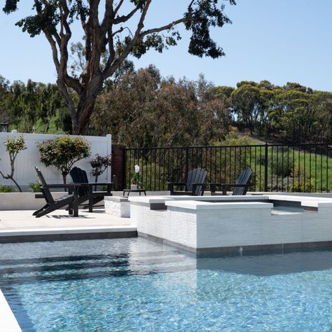 modern pool design in Laguna Niguel California Black Waterline Tile Pool, Pool Spa Tile, White Waterline Tile Pool, Pool With Black Tile, Modern Pool Tile Ideas Waterline, Black Pool Tiles, Black And White Pool Tile, Pool Tile Waterline Modern, Grey Pool Tile