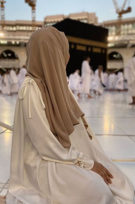 Namaz Aesthetic, Namaz Pic, Muslim Photos, Muslimah Photography, Hijab Dp, Stile Hijab, Hijab Look, Hijab Trends, Hijab Aesthetic