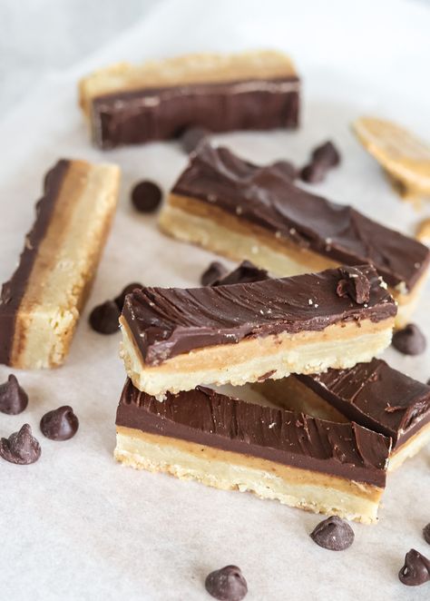 Homemade Peanut Butter Twix Bars Homemade Peanut Butter Twix Bars, Peanut Butter Twix Recipe, Diy Twix Bars, Peanut Butter Shortbread Bars, Peanut Butter Twix Bars, Twix Recipe, Peanut Butter Twix, Homemade Twix Bars, Bar Treats