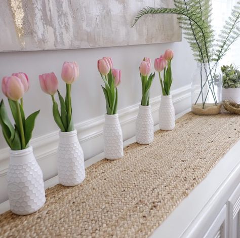 Artificial Tulips In Vase, Centerpieces With Tulips, Tulips Theme Party Decor, Pink Tulip Centerpiece, Flowers In Vases Decor, Tulip Centerpiece Simple, Tulip Vase Arrangement, Tulip Arrangement Ideas, Tulip In Vase