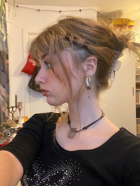 Messy Short Hair Updo, Short Hair Long Strands, Frazzled English Woman Hair, Cute Barrette Hairstyles, Hippy Hairstyles Medium, Teacher Hairstyles Short, Short Messy Updo, Lotr Hairstyles, Hair Styles Hair Up