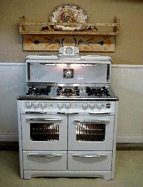 Antique Gas Stoves Vintage Wedgewood 6 Burner Double Oven With Glass Doors Clock with Salt & Pepper Shakers Cook Light and Timer Alter Herd, White Stove, Cocina Shabby Chic, Vintage Kitchen Appliances, Vintage Style Kitchen, Old Stove, Retro Appliances, Vintage Stoves, Antique Stove