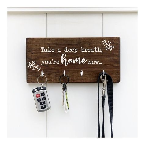 Key Storage Ideas Entryway, Wooden Key Holder Ideas, Key Storage Ideas, Key Hanger Ideas, Key Holder Ideas, Home Key Holder, Key Chains Diy, Key Racks, Entryway Key Holder