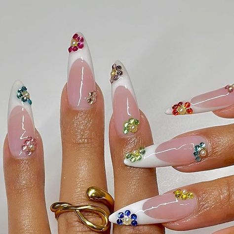 𝐧𝐚𝐢𝐥𝐬 𝐛𝐲 𝐀𝐧𝐚𝐥𝐲𝐬𝐬𝐞 𝐇𝐞𝐫𝐧𝐚𝐧𝐝𝐞𝐳 | 𝐋𝐀 on Instagram: "⛓️ baby diamond flowers ✨🌼 • • • inspo: ?" Gem Flowers Nails, Jewel Flower Nails, Flower Gem Nail Designs, Diamond Flower Nails, Almond Nails With Gems Rhinestones, Nails By Analysse, Colorful Gem Nails, Tiny Flower Nails, Gem Designs On Nails