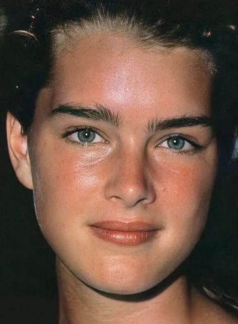 Brooke Shields photographed in the 1980s Brooke Shields Brows, Brooke Shields No Makeup, Brooke Shields Look Alike, Brooke Shields Eyebrows Tutorial, Vogue Covers 90s, Brooke Shields Makeup Tutorial, Brooke Shields Side Profile, Brooke Shields Face, Brooke Shields Calvin Klein