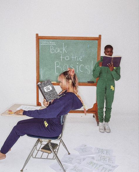 Poses For School Pictures, Girl School Photoshooting Black, Back To School Campaign Fashion, School Locker Photoshoot, Vintage School Photoshoot, Classroom Photoshoot Aesthetic, Back To School Campaign Ideas, Classroom Photoshoot Ideas, Back To School Vibe