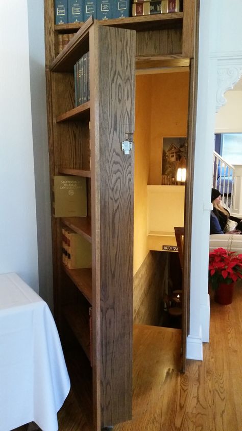 Dold Dörr, Secret Room Doors, Secret Rooms In Houses, Diy Pallet Furniture Living Room, Hidden Door Bookcase, Bookshelf Door, Diy Pallet Furniture Bedroom, Small Spa, Hidden Spaces