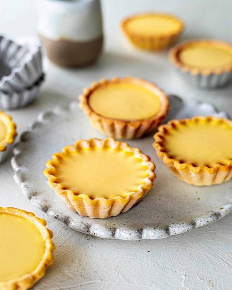 Vegan egg tarts with a buttery Hong Kong style shortcrust pastry and silky vegan custard. You can make this popular Chinese dessert at home! Vegan Egg, Essen, Rainbow Nourishments, Chinese Egg Tart, Vegan Custard, Egg Tart Recipe, New Year's Desserts, Vegan Asian Recipes, Sweet Pies