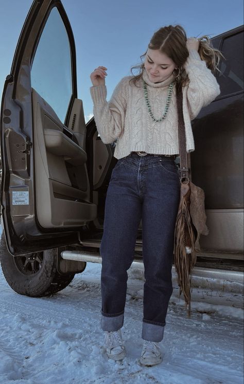 Vintage Rockies jeans with a knitted sweater and turquoise jewelry Gift Ideas For Siblings, Punchy Fashion, Ideas For Girlfriend Gift, Winter Western Outfits, Vsco Christmas, Ranching Life, Western Winter Outfits, Vaquera Fits, Christmas Ootd