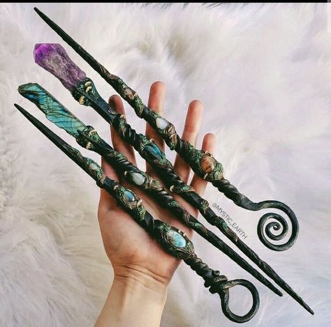 Harry Potter Wands, Crystal Wands, Witch Wand, Seni Dan Kraf, Witchy Crafts, Fantasy Props, Magical Jewelry, Witch Aesthetic, Crystal Wand