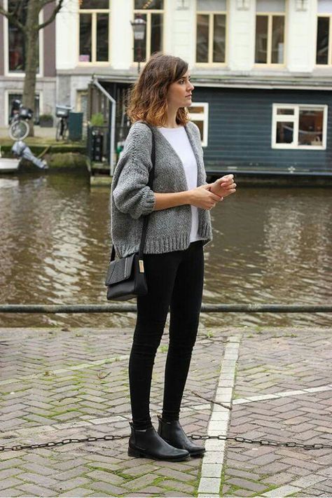 with a longer yellow/maroon sweater 😍 Classy Cubicle, Minimalist Moda, How To Wear Ankle Boots, Scandi Chic, Boots Outfit Ankle, Slouchy Cardigan, Wardrobe Goals, Teaching Outfits, Black Jeans Outfit