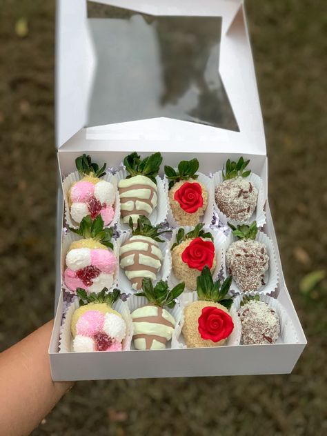 @dippedbys.s.p on IG Chocolate Covered Strawberries Mexican Theme, Mexican Covered Strawberries, Mexican Theme Strawberries, Mexican Chocolate Covered Strawberries, Mexican Strawberries, Strawberry Arrangement Ideas, Summer Chocolate Covered Strawberries, Covered Strawberries Ideas, Chocolate Strawberries Ideas