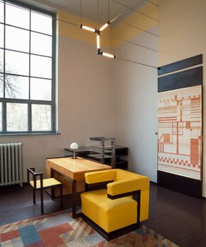 Gropius Room in the university's main building (photo: Tobias Adam) Bauhaus Interior Design, Bauhaus Interior, Berlin Architecture, Villa Savoye, Le Corbusier Architecture, Bauhaus Furniture, Walter Gropius, Bauhaus Style, Bauhaus Design