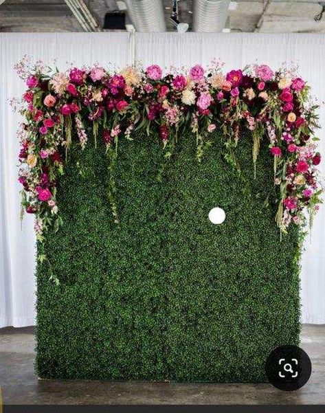 Fence Backdrop Ideas, Pooja Backdrops, Insta Wall, Dekor Lamaran, 60th Birthday Ideas For Mom, 40th Birthday Balloons, Grass Backdrops, Simple Stage Decorations, Wedding Photo Display