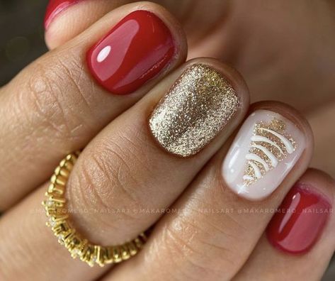 30+ Short Holiday Nail Ideas - Christmas Nails Natural Color, Toe Nail Colors For Christmas, Red White And Gold Christmas Nails, Christmas Gel Toe Nails, Christmas Luminary Nails, Christmas Short Nails Ideas, Short Dip Nails Christmas, Christmas Toes Pedicure Ideas Winter, Red And Gold Holiday Nails