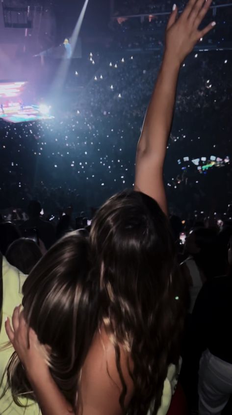 Concert nights, best friends, justin bieber world tour, background shot Cute Concert Poses, Concert Aesthetic Pictures, Tour Background, Weeknd Concert, Bruno Mars Concert, Hoco Pics, Gap Year Travel, Coldplay Concert, Concert Pics