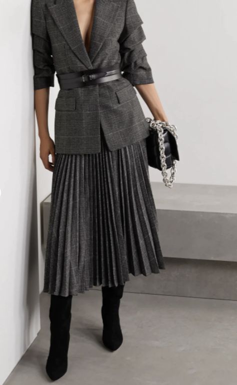 The Chic Holiday 2020 Outfits You Can Rewear All Year Long Elegantes Outfit Frau, Pleated Skirt Outfit, 일본 패션, Mode Chanel, Chic Holiday, Chique Outfits, Looks Chic, 가을 패션, Winter Fashion Outfits