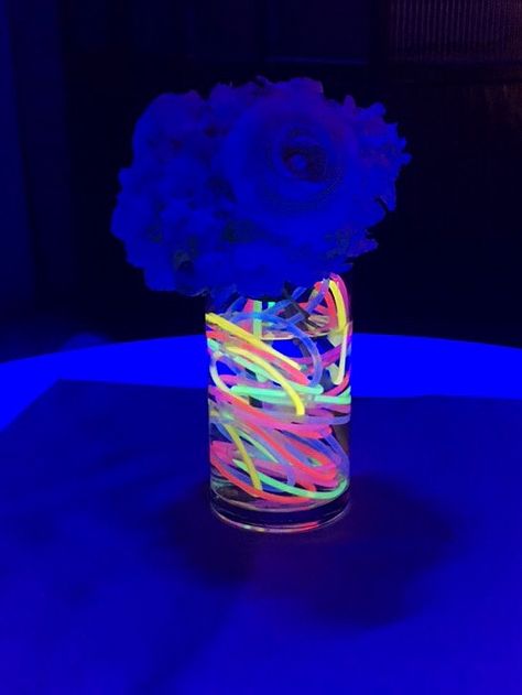 Black Light Dinner Party, Neon 21st Party Birthday Ideas, Neon Prom Theme Centerpieces, Neon Flower Centerpieces, Elegant Neon Party, Sweet 16 Glow In The Dark Party Ideas Decoration, Glow Table Decorations, Glow In The Dark Table Centerpiece, Neon Party Table Centerpieces