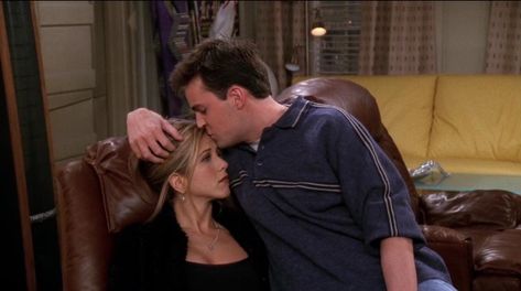 Chandler And Rachel, Rachel And Chandler, Friends Kiss, Friends 1994, Rachel Chandler, Chandler Friends, Rachel Friends, Friends Scenes, About Friends